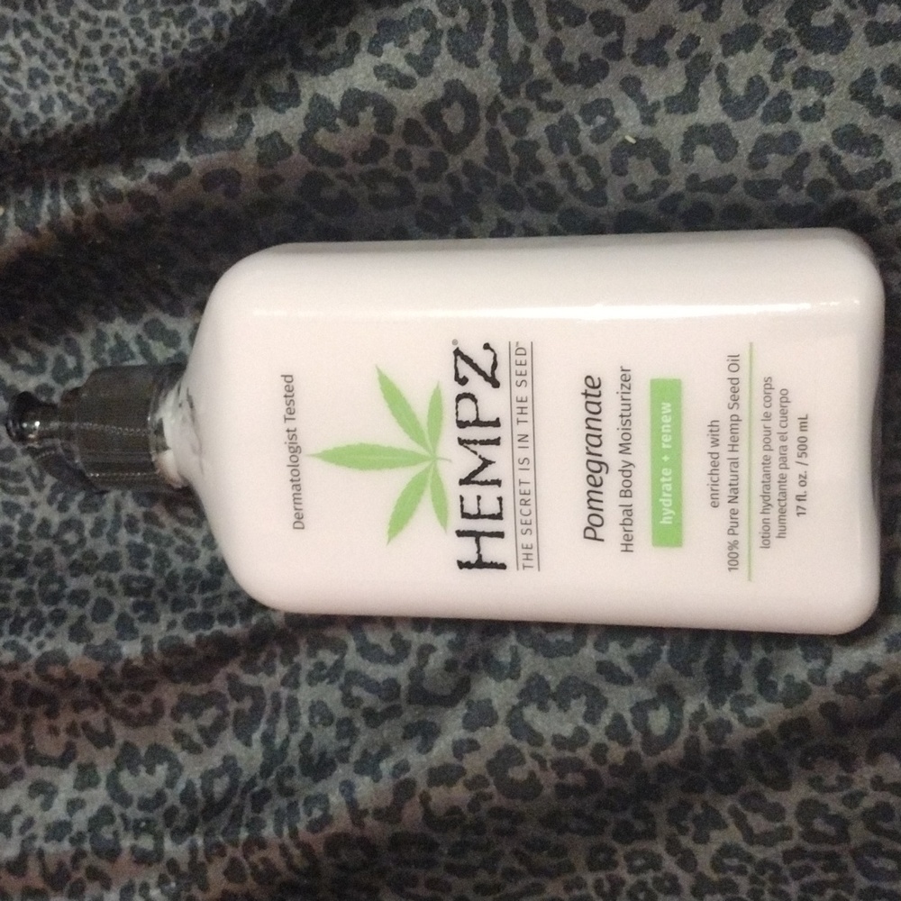 Hempz pomegranate herbal body moisturizer hydrate and renew